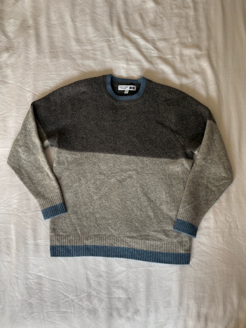 Uniqlo Men's Two-Tone Gray Crewneck Sweater with Blue Trim
